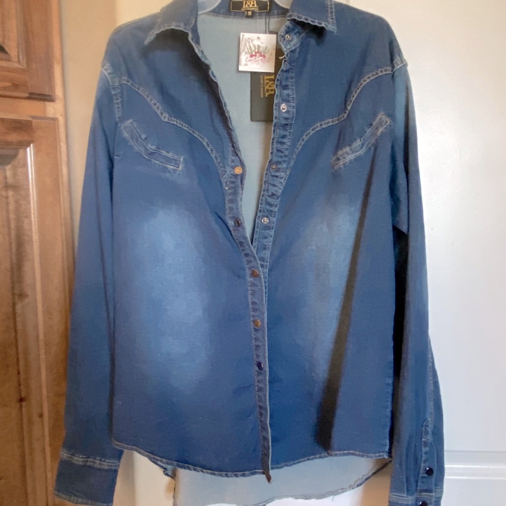 L&B denim long sleeve shirt. NWT. Size M.
